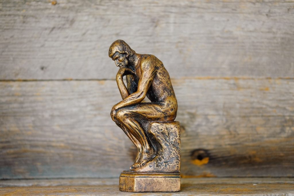 Modelo da mente - estátua em miniatura d'O Pensador de Rodin.
