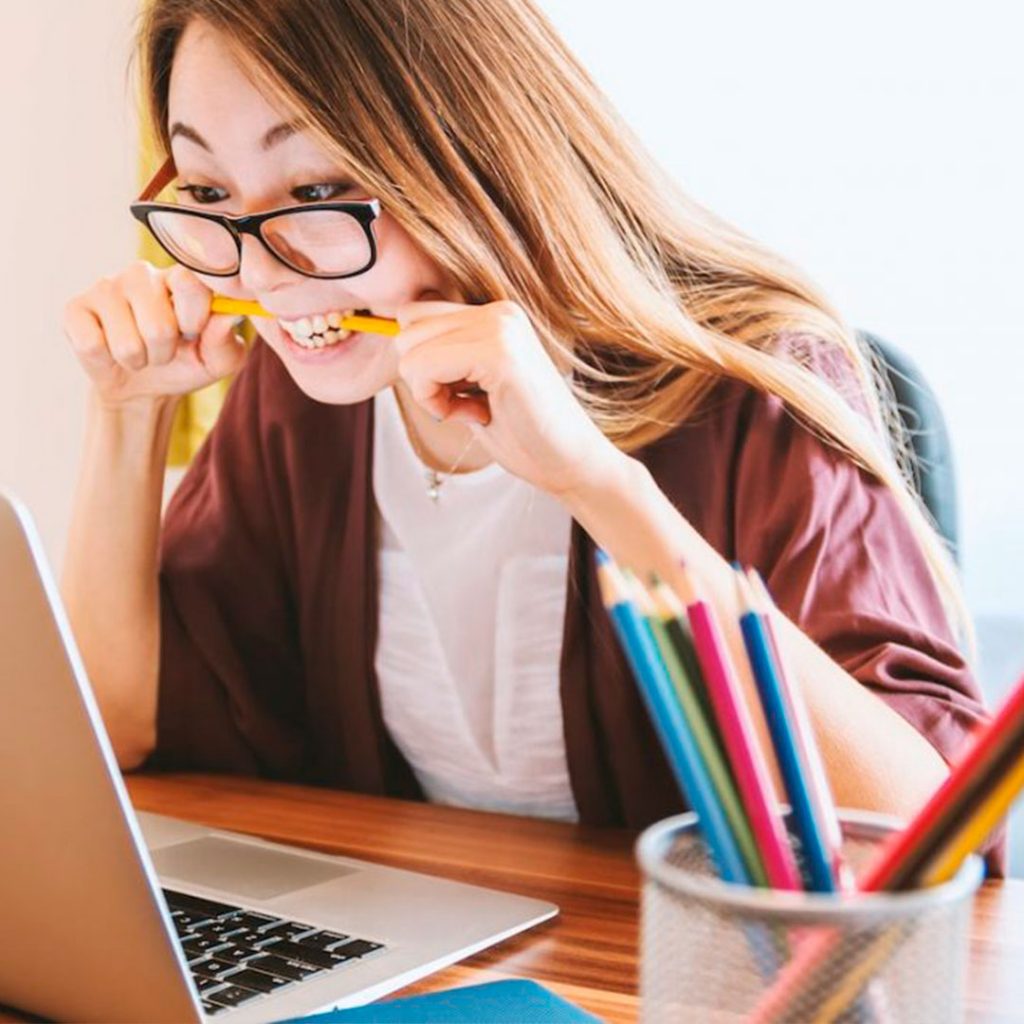 Como passar em um concurso -  menina estudando em frente ao computador, estressada