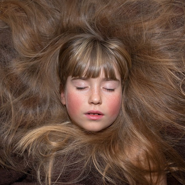 Níveis de transe - menina de olhos fechados com cabelo em volta do rosto