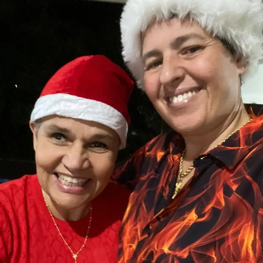 Claudia Rodrigues e namorada, em foto natalina postada no Instagram