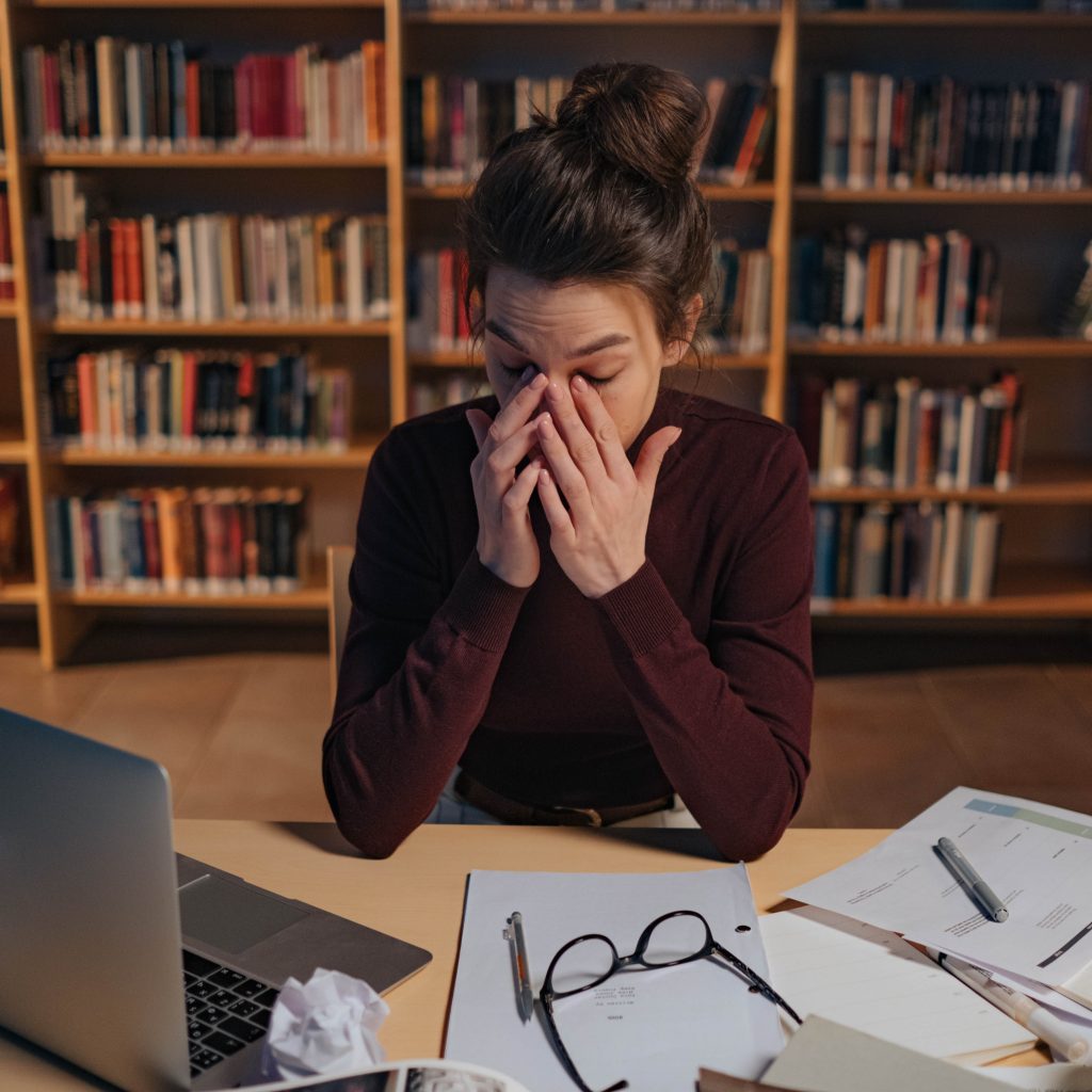 Dupla jornada de trabalho: Burnout é mais comum em mulheres, constata pesquisa
