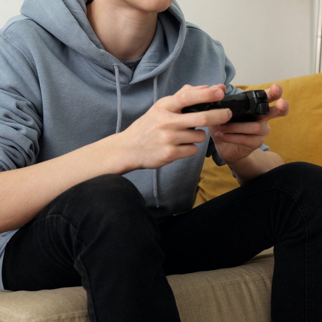 Videogames e violência - Jovem jogando videogame